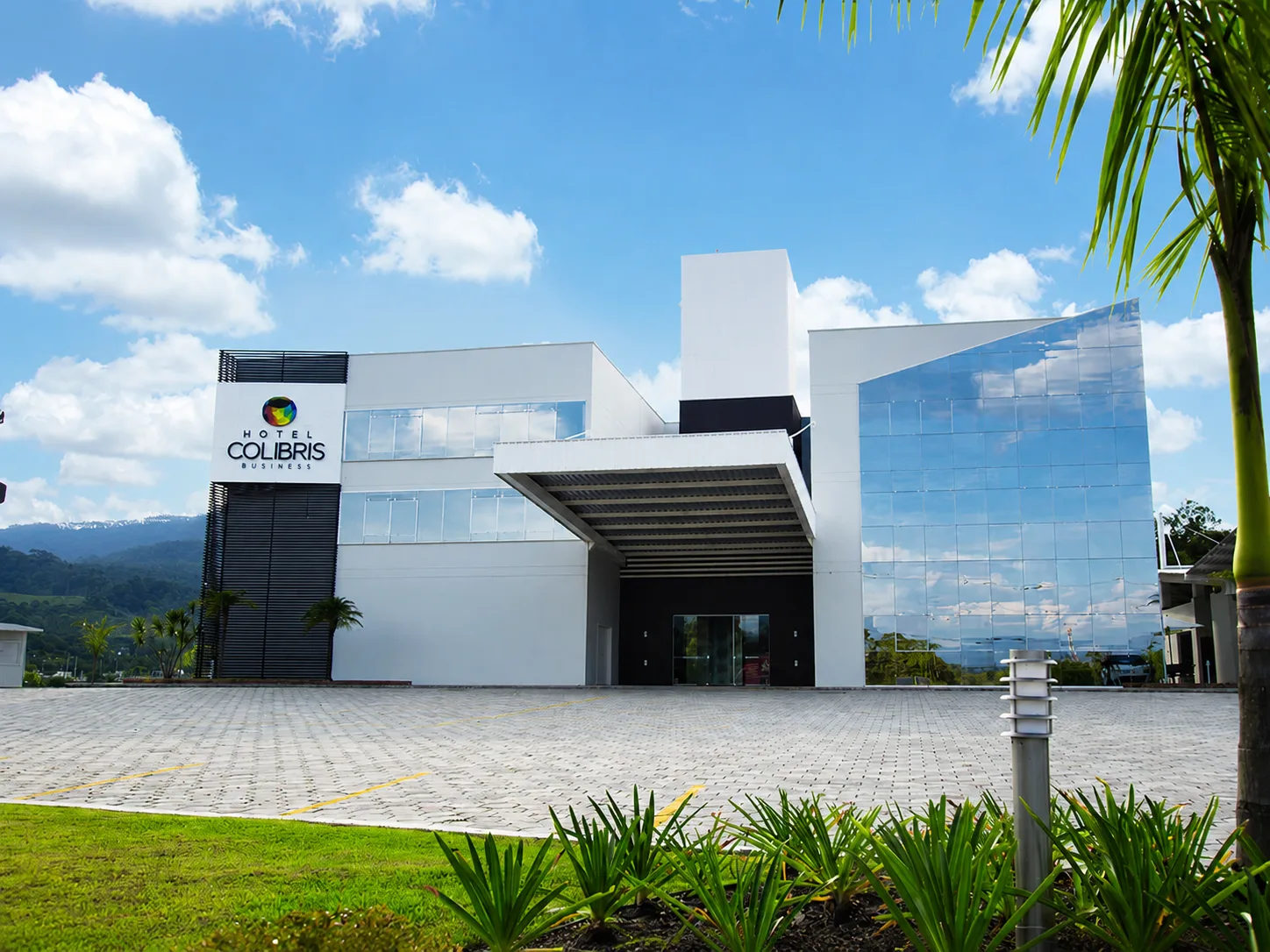 Fachada do Hotel Colibris